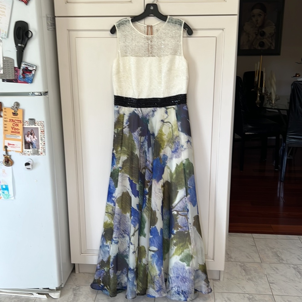 Multicolor, Sleeveless, long size 8 evening dress by Carmen Marc Valvo